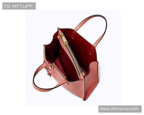 足球明星入场手提奢华包包引发时尚热潮引领潮流新风尚